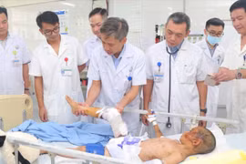 Bệnh viện Việt Đức tặng món quà vô giá cho các bệnh nhân vùng bão lũ Lào Cai