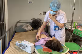Thiếu thuốc, vật tư ý tế, các bác sĩ gặp nhiều khó khăn trong khám và điều trị bệnh 