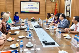 GS.TS. Tạ Thành Văn - Chủ tịch Hội đồng trường Trường ĐHYHN (thứ 2 từ phải sang) - chủ trì buổi làm việc với phái đoàn lãnh đạo cấp cao Đại học Queensland về hợp tác nghiên cứu khoa học