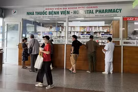 Người dân nhận thuốc tại nhà thuốc bệnh viện