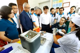 Đại diện WHO và Bộ Y tế thăm một cơ sở tiêm chủng 
