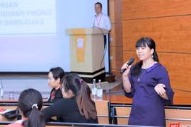GS.TS. Lê Thị Hương giải đáp các thắc mắc của sinh viên về dịch COVID-19.