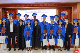 Lãnh đạo Trường Đại học Y Hà Nội và Viện Đào tạo YHDP và YTCC trao Bằng cho các thạc sĩ y tế công cộng quốc tế