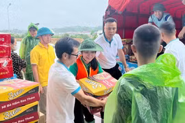 Làm thế nào để thực phẩm hỗ trợ người dân vùng bão, lũ được đảm bảo an toàn?