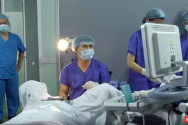 BS Phạm Văn Hưởng - Trưởng khoa Khám bệnh thực hiện thủ thuật để TTTON cho bệnh nhân 
