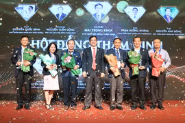 PGS.TS.BS. Lương Ngọc Khuê (giữa) vinh danh thành viên ban thẩm định từ trái qua: TS.BS. Phan Hướng Dương, TS.DS. Cẩn Tuyết Nga, PGS.TS.DS. Nguyễn Tuấn Dũng, GS.TS.BS. Mai Trọng Khoa, TS.BS. Phan Văn Báu, PGS.TS.DS. Nguyễn Hoàng Anh
