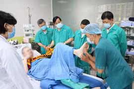 Các thầy thuốc đang tập vận động kết hợp với điều trị cho bệnh nhân 91 để sớm hồi phục sức khỏe (ảnh: Bộ Y tế)