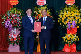 Thủ tướng Nguyễn Xuân Phúc trao quyết định bổ nhiệm chức vụ Bộ trưởng Bộ Y tế cho GS.TS. Nguyễn Thanh Long (ảnh: Trần Minh)