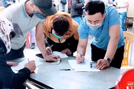 Khai báo y tế tại chốt kiểm dịch Hải Phòng (Ảnh: Hoà Bình)