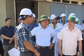 Thứ trưởng Bộ GTVT Nguyễn Văn Công (thứ 2 trái sang, hàng trên) bị kỷ luật cảnh cáo