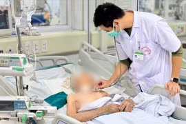 Cảnh báo: Nhiều cụ già nhập viện vì tắm muộn, thời tiết lạnh đột ngột