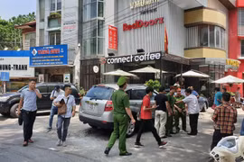 Công an khám nhà và nơi làm việc của luật sư Trần Vũ Hải hôm nay, 2/7 (ảnh: Văn Huế) 