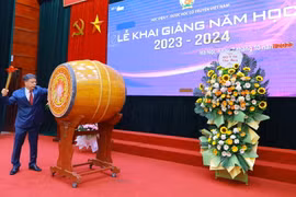 PGS.TS. Nguyễn Quốc Huy - Giám đốc Học viện YDHCT Việt Nam - đánh trống khai giảng năm học mới