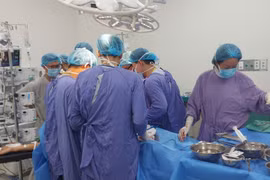Bệnh viện E bật “báo động đỏ” cấp cứu tối khẩn thiếu niên 16 tuổi bị đâm thấu tim