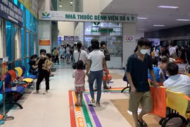 Người dân khám bệnh tại Bệnh viện Nhi Trung ương (Ảnh Thanh Hằng)