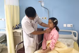 BS. Nguyễn Việt Hưng khám cho bệnh nhân sau khi lấy dị vật
