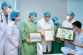 Người được ghép tim ở BV Đại học Y Dược TP.HCM ra viện: BV tặng 200 triệu đồng và món quà đặc biệt