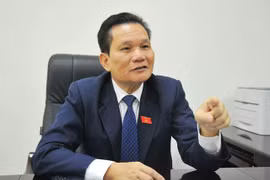 Ông Bùi Sĩ Lợi: Ngành y tế là ngành chăm lo cho sức khoẻ của người dân, bảo vệ tính mạng con người như lực lượng vũ trang bảo vệ nhân dân. Vậy tại sao ngành y tế không cho áp dụng phụ cấp 1,8 như lực lượng vũ trang?