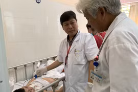 Các bác sĩ của Bệnh viện Việt Đức và Viên Sức khỏe tâm thần trao đổi về cách điều trị cho bệnh nhân vừa có hành vi đánh nhân viên y tế