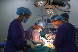 Gần 100 thầy thuốc của Bệnh viện Việt Đức và Trung tâm Điều phối quốc gia về ghép bộ phận cơ thể người tham gia ca ghép đa tạng cứu sống 8 người bệnh từ 2 người hiến tạng.