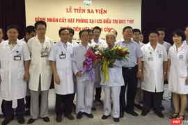 Tiễn 2 bệnh nhân tiền liệt tuyến điều trị bằng cấy phóng xạ ra viện