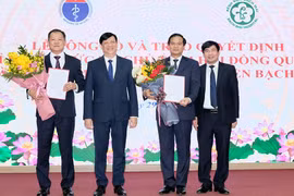 Bộ trưởng Nguyễn Thanh Long trao quyết định chỉ định chức vụ Chủ tịch Hội đồng quản lý Bệnh viện Bạch Mai cho TS. BS Dương Đức Hùng và bổ nhiệm Giám đốc Bệnh viện Bạch Mai cho PGS.TS Đào Xuân Cơ (ảnh: Trần Minh)
