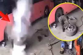 Cảnh tượng lốp xe phát nổ, hất văng người đàn ông