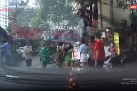 2 thanh niên đánh phụ nữ sau va chạm giao thông