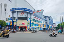 Tòa nhà tại địa chỉ số 1 Hoàng Việt do Saigontourist đang được nhiều đơn vị sử dụng. Ảnh: Đức Hoàng