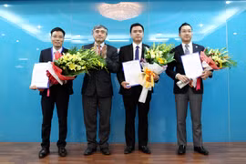 Thứ trưởng Bộ TT&TT Nguyễn Minh Hồng trao quyết định bổ nhiệm Phó Cục trưởng Cục Báo chí cho ông Đặng Khắc Lợi (ngoài cùng bên trái), ông Hoàng Minh Tiến (ngoài cùng bên phải) và ông Lê Ngọc Bảo.