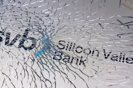 Fed tìm cách ngăn khủng hoảng sau cú sập của SVB và Signature Bank