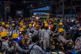 Công nhân tham gia giao thông gần Khu công nghiệp Morowali của Indonesia, trung tâm của ngành công nghiệp liên quan đến niken (Ảnh: Getty)
