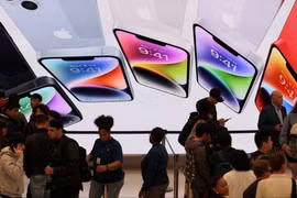 Doanh số bán iPhone tại Trung Quốc khiến kết quả kinh doanh của Apple vượt kỳ vọng (Ảnh: Reuters)