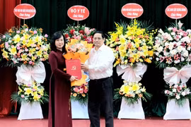 Thủ tướng Phạm Minh Chính trao Quyết định quyền Bộ trưởng Bộ Y tế cho bà Đào Hồng Lan.