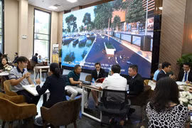 Giới đầu tư và người dân Hà Nội tới tìm hiểu thông tin về dự án Aqua City