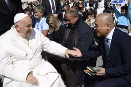 Tác giả Hà Huy Thanh gặp gỡ Giáo Hoàng tại Vatican. Ảnh: NVCC.