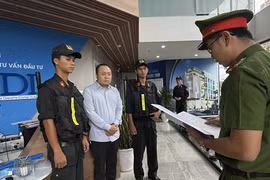 Cơ quan CSĐT Công an TP Đà Nẵng tống đạt quyết định khởi tố vụ án, khởi tố bị can và thực hiện lệnh bắt tạm giam đối với Nguyễn Quang Hoàng, Tổng giám đốc Công ty TNHH MTV Tư vấn đầu tư GFDI. Ảnh: CATP