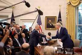 Trong khi ông Donald Trump đánh giá cao thỏa thuận thương mại giai đoạn một với Trung Quốc thì giới nghiên cứu lại cho rằng đây chỉ là "hiệp nghị ngừng bắn tạm thời" và đàm phán có thể tan vỡ bất cứ lúc nào