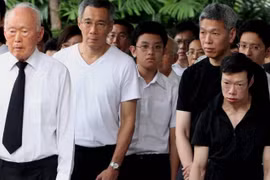 Lý Quang Diệu chắc không thể ngờ rằng sau khi ông qua đời, ba người con ông lại trở mặt chống nhau. (Trái qua: ông Lý Quang Diệu, Lý Hiển Long, Lý Hiển Dương và Lý Vỹ Linh trong đám tang bà Kha Ngọc Chi).
