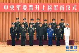 Ông Tập Cận Bình và các lãnh đạo Quân ủy cùng 7 Thượng tướng được thăng cấp hôm 12/12.Ảnh: Tân Hoa xã.