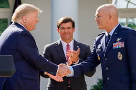 Tổng thống Donald Trump, Bộ trưởng Quốc phòng Mark Esper và tưởng John Raymond, Tư lệnh SpaceCom, (Ảnh: Đa Chiều)