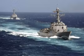 Bốn ngày sau cuộc hội đàm giữa Bộ trưởng Quốc phòng Mỹ James Mattis và Bộ trưởng Quốc phòng Trung Quốc Ngụy Phượng Hòa bên lề Hội nghị ADMM+ tại Singapore, Mỹ bất ngờ đưa 2 tàu chiến vào eo biển Đài Loan .