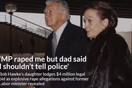 Bà Rosslyn Dillon, con gái cựu Thủ tướng Australia Bob Hawke lên tiếng tố cáo cha và đòi bối thường do bị bạn ông xâm hại tình dục. Ảnh: Ông Bob Hawke và con gái Rosslyn.