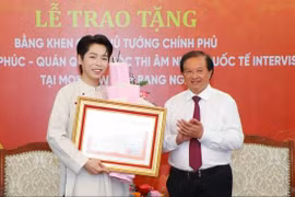 Ca sĩ Đức Phúc nhận bằng khen của Thủ tướng