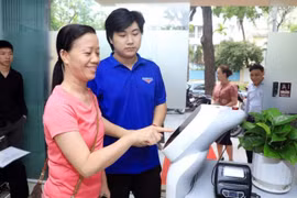 Hà Nội bố trí robot phục vụ ở điểm hành chính công thay nhân viên lễ tân