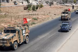 Lực lượng quân sự Thổ Nhĩ Kỳ xuất hiện dọc biên giới với Syria (Ảnh: RT)