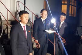 Trường đoàn đàm phán Triều Tiên Kim Myong Gil phát biểu trước báo giới tại Stockhom trong tối ngày 5/10 (Ảnh: Guardian)