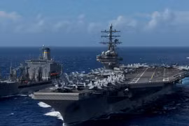 Tàu sân bay Ronald Reagan của Mỹ tại Okinawa, Nhật Bản (Ảnh: Nikkei)