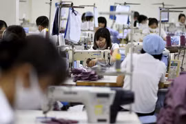 Công nhân làm việc tại một xưởng may xuất khẩu (Ảnh: Dailymail)