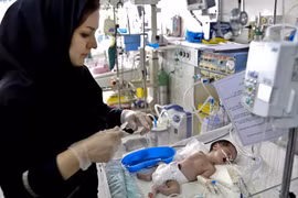 Một trẻ sơ sinh được điều trị tại bệnh viện ở thủ đô Tehran (Ảnh: AP)